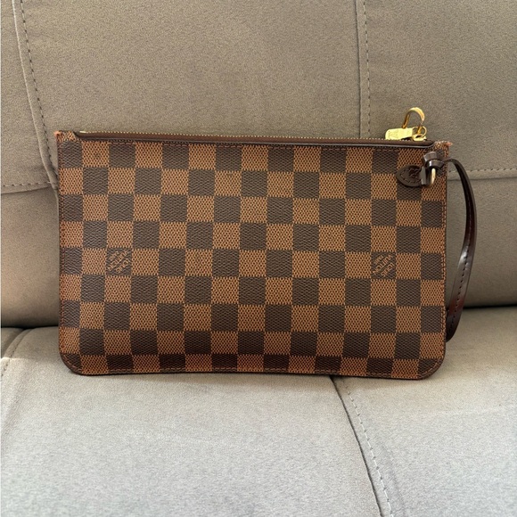 Louis Vuitton Brown Wallet with Iconic Checkered Design - Picture 2 of 12
